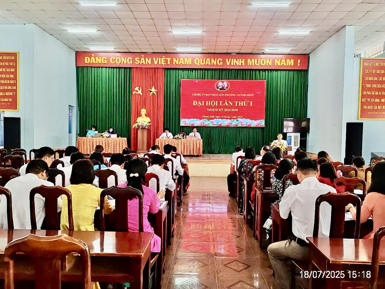 Đại hội chi bộ UBND phường Thành Nhất tỉnh Đắk Lắk lần thứ I, nhiệm kỳ 2025-2030 góp phần cho công tác thực hiện xây dựng bộ máy chính quyền địa phương mới sát dân, gần dân, vì lợi ích của Nhân dân để phục vụ chu đáo, tận tình, xây dựng một chính quyền địa phương đổi mới, linh hoạt, vì dân